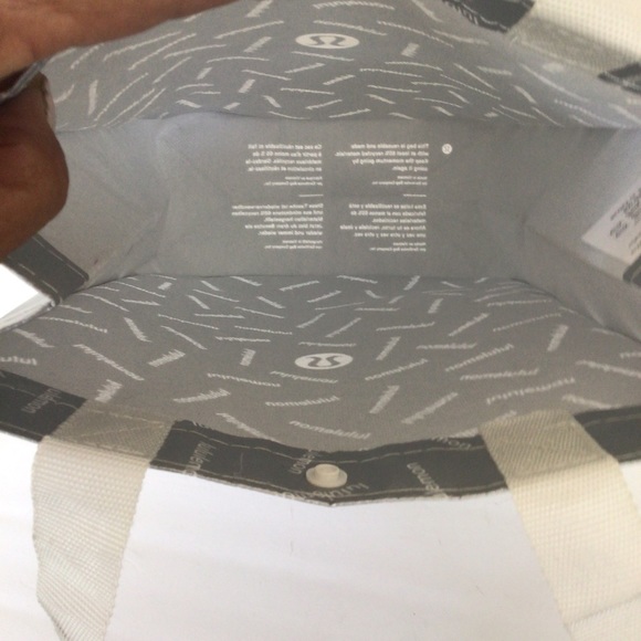 LULULEMON SILVER SMALL REUSABLE TOTE HOLIDAY 2022 - Picture 4 of 10